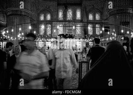 ISTANBUL - 6. September: Unbekannte Frauen sitzen auf Walksways eines alten quartier, Istanbul, Türkei am 6. September 2009 Stockfoto