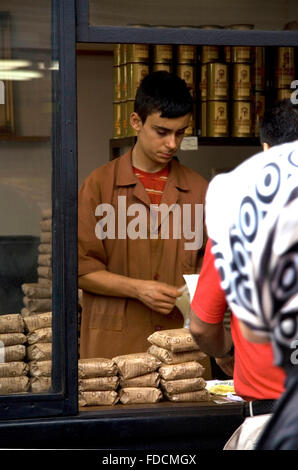 ISTANBUL - SEPT 7: Unidentified Kaffee Verkäufer Verpackung natürlicher Kaffeekörner bei alten quartier, Istanbul, Türkei am 7. September 2009 Stockfoto