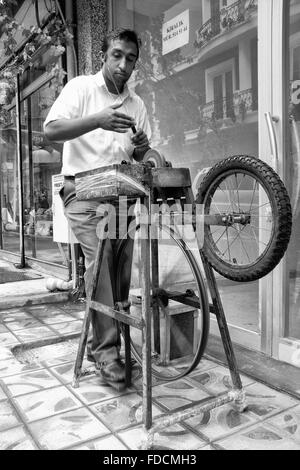 ISTANBUL - SEPT 9: Unbekannte Straße Messer Schleifmaschine im alten quartier, Istanbul, Türkei am 9. September 2009 Stockfoto