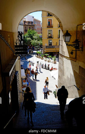 Gang von der Plaza Mayor mit Calle Cuchilleros Madrid Spanien ES Stockfoto