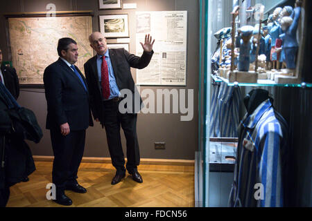 Wroclaw, Polen. 29. Januar 2016. Der deutsche Wirtschaftsminister Sigmar Gabriel (L, SPD) wird um von Wroclaw Stadt Museumsdirektor Maciej Lagiewski in Wroclaw, Polen, 29. Januar 2016. Gabriel ist auf eine ein-Tages-Ausflug nach Polen besuchen die Städte Warschau und Breslau. Foto: Bernd von Jutrczenka/Dpa/Alamy Live News Stockfoto