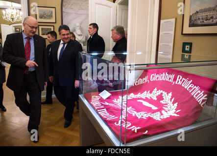 Wroclaw, Polen. 29. Januar 2016. Der deutsche Wirtschaftsminister Sigmar Gabriel (R, SPD) wird um von Wroclaw Stadt Museumsdirektor Maciej Lagiewski in Wroclaw, Polen, 29. Januar 2016. Gabriel ist auf eine ein-Tages-Ausflug nach Polen besuchen die Städte Warschau und Breslau. Foto: Bernd von Jutrczenka/Dpa/Alamy Live News Stockfoto