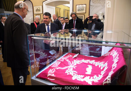 Wroclaw, Polen. 29. Januar 2016. Der deutsche Wirtschaftsminister Sigmar Gabriel (R, SPD) wird um von Wroclaw Stadt Museumsdirektor Maciej Lagiewski in Wroclaw, Polen, 29. Januar 2016. Gabriel ist auf eine ein-Tages-Ausflug nach Polen besuchen die Städte Warschau und Breslau. Foto: Bernd von Jutrczenka/Dpa/Alamy Live News Stockfoto