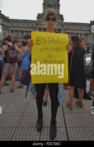 Argentinien, Buenos Aires, 29. Januar 2016: Demonstranten dienen Gnocchi während einer Demo gegen die massive Entlassung von Beamtinnen und Beamten vor dem Kongress Gebäude in Buenos Aires, am 29. Januar 2016. Das Wort "Gnocchi" wird im argentinischen Slang verwendet, um Mitarbeiter zu definieren, die nicht wirklich funktionieren, aber immer noch ein Gehalt. Stockfoto