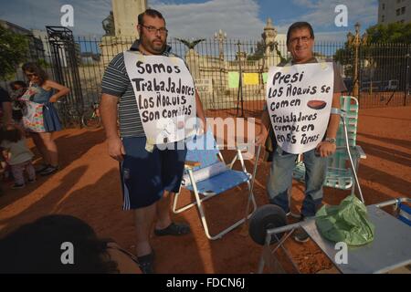 Argentinien, Buenos Aires, 29. Januar 2016: Demonstranten dienen Gnocchi während einer Demo gegen die massive Entlassung von Beamtinnen und Beamten vor dem Kongress Gebäude in Buenos Aires, am 29. Januar 2016. Das Wort "Gnocchi" wird im argentinischen Slang verwendet, um Mitarbeiter zu definieren, die nicht wirklich funktionieren, aber immer noch ein Gehalt. Stockfoto