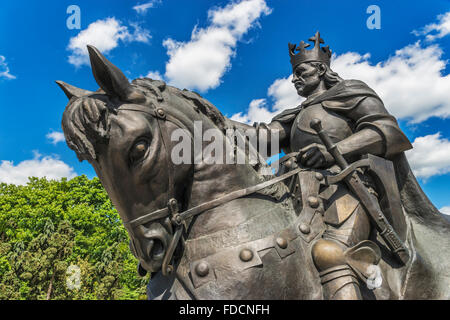 Auf dem Marktplatz der Marienburg ist die Bronzestatue des Casimir IV Jagiellonen auf einem Pferd, Malbork, Pommern, Polen, Europa Stockfoto