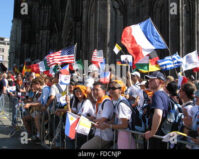 Köln Dom mit wartenden Menschen mit Fahnen, auf das Wort Weltjugendtag 2005 Stockfoto