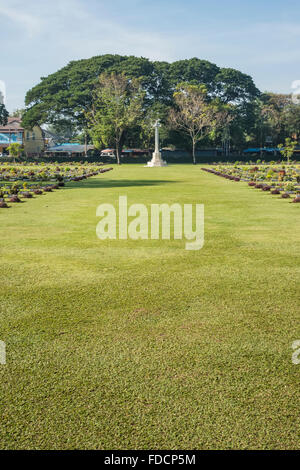 Kanchanaburi, WWII Tod Eisenbahn Friedhof Kreuz des Opfers Stockfoto