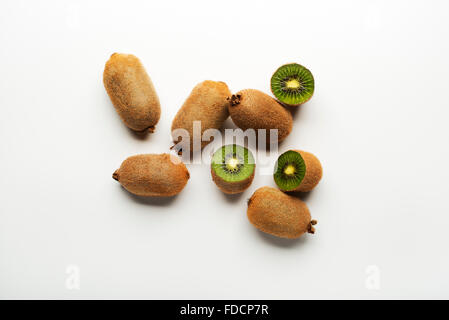 Kiwi-Früchte auf weißem Hintergrund Overhead schießt. Stockfoto