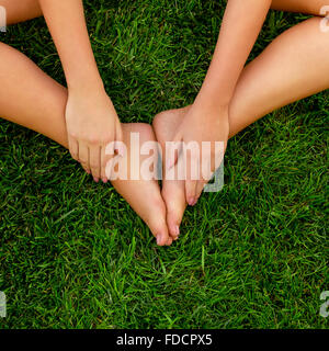 Nahaufnahme des weiblichen Beine über den Rasen Stockfoto