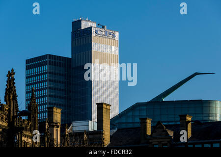 Die CIS-Turm und das Dach des Gebäudes Urbis (National Football Museum) über Dächer, Manchester, UK Stockfoto