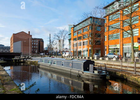 Narrowboat auf den Rochdale Kanal neben dem MM2 Gebäuden, Redhill Straße, Ancoats, Manchester, UK Stockfoto
