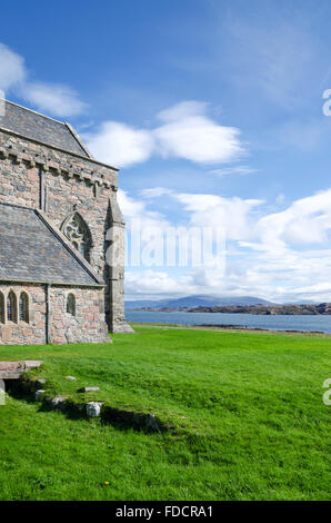 Seitenansicht des Historic Scotland Iona Abbey mit Blick auf die Sound of Mull, Isle of Mull Stockfoto