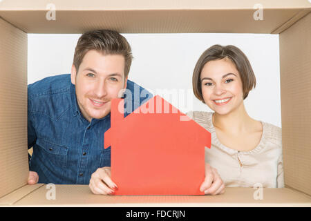 Überglücklich paar auf der Suche durch die box Stockfoto