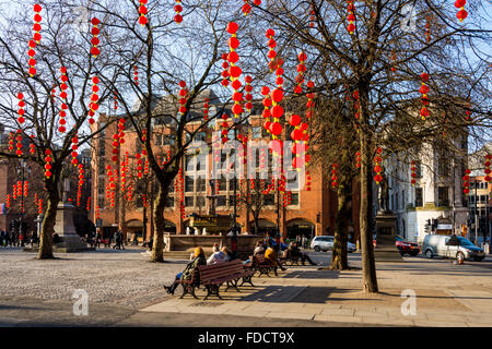 Lampions in Albert Square, Manchester, England, UK.  Zum chinesischen Neujahr feiern. Stockfoto