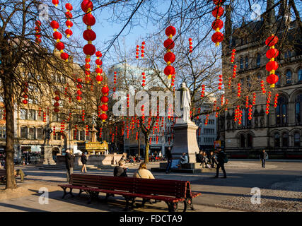 Statue von John Bright und chinesische Laternen in Albert Square, Manchester, England, UK.  Zum chinesischen Neujahr feiern. Stockfoto