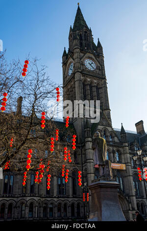 Lampions und Statue in Albert Square, Manchester, England, UK.  Zum chinesischen Neujahr feiern. Hinter dem Rathaus Stockfoto