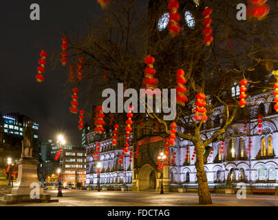 Lampions in Albert Square bei Nacht, Manchester, England, UK.  Zum chinesischen Neujahr feiern. Das Rathaus hinter. Stockfoto