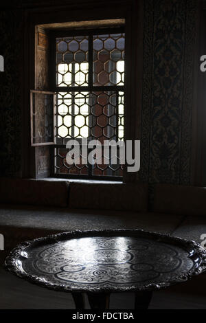 Türkei, Istanbul, Topkapi-Palast, Licht sah durch das Fenster in den Kaisersaal Stockfoto