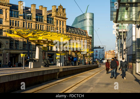 Exchange Square Metrolink Tram Stop, Corporation Street, Manchester, England, UK.  Die Getreidebörse und Urbis Gebäude hinter. Stockfoto