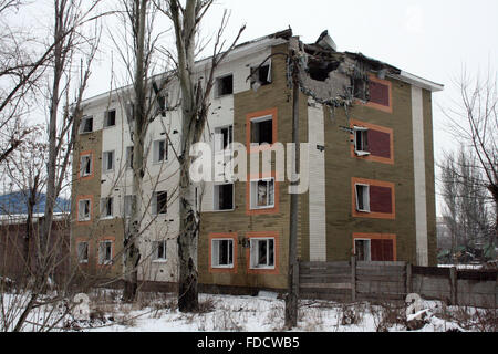 Eine zerstörte Wohnhaus in Avdiivka, Ukraine 28 Januar 206. Die kleine Stadt befindet sich an der Vorderseite der Separatisten und Wiederaufbau schreitet langsam voran. Foto: Friedemann Kohler/dpa Stockfoto