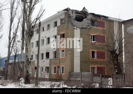 Eine zerstörte Wohnhaus in Avdiivka, Ukraine 28 Januar 206. Die kleine Stadt befindet sich an der Vorderseite der Separatisten und Wiederaufbau schreitet langsam voran. Foto: Friedemann Kohler/dpa Stockfoto