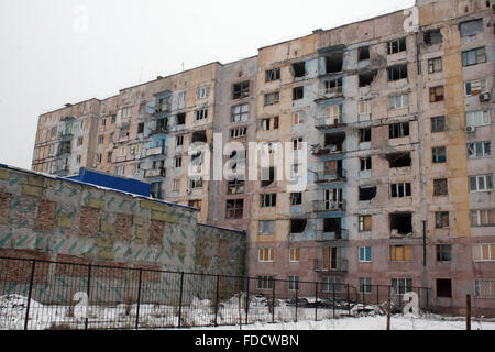 Eine zerstörte Wohnhaus in Avdiivka, Ukraine 28 Januar 206. Die kleine Stadt befindet sich an der Vorderseite der Separatisten und Wiederaufbau schreitet langsam voran. Foto: Friedemann Kohler/dpa Stockfoto