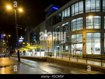 Exchange Square Metrolink Straßenbahn-Haltestelle in der Nacht, Corporation Street, Manchester, England, UK.  Das Arndale Centre auf der rechten Seite. Stockfoto