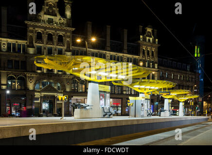 Exchange Square Metrolink Straßenbahn-Haltestelle in der Nacht, Corporation Street, Manchester, England, UK.  Der Corn Exchange Gebäude hinter. Stockfoto