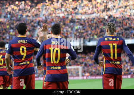 Barelona, Spanien. 30. Januar 2016. Camp Nou, Barcelona, Spanien. Der Primera División. Barcelona gegen Atletico Madrid. Messi feiert sein Tor mit Neymar und Suarez Kredit: Action Plus Sport Bilder/Alamy Live News Stockfoto