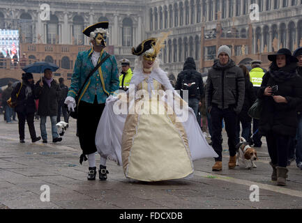 Venedig, Italien. 30. Januar 2016. Der Karneval von Venedig ist ein jährliches Festival in Venedig statt. Karneval offiziell läuft für 10 Tage auf die christliche Feier der Fastenzeit, in diesem Jahr endet jedoch gehörte eine Add-on Woche verlängern den Karneval zu helfen Boost Teilnahme nach Venedig auf, was eine in der Regel eine ruhige Zeit für Besucher der Stadt. Bildnachweis: MARTIN DALTON/Alamy Live-Nachrichten Stockfoto