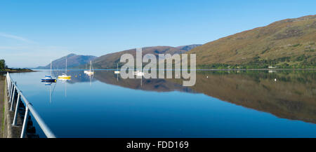 Blick auf Loch Linnhe von Fort William an einem klaren Tag mit den Highlands im Wasser gespiegelt. Stockfoto