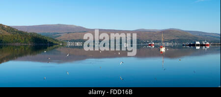 Blick auf Loch Linnhe von Fort William an einem klaren Tag mit den Highlands im Wasser gespiegelt. Stockfoto