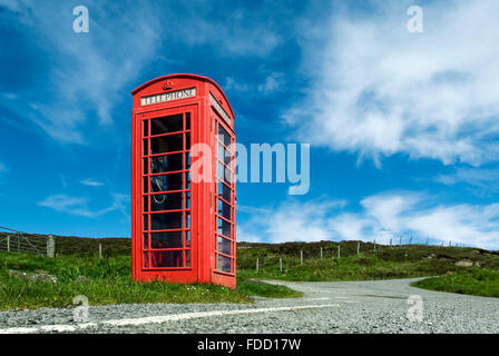 Telefonzelle auf dem Lande, Isle of Skye, Schottland, Großbritannien, Europa Stockfoto