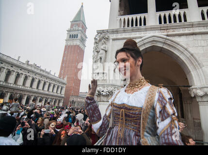 Venedig, Italien. 30. Januar 2016. Die traditionelle Parade der "12 schöne venezianische Mädchen" ist Bestandteil der Festa Delle Marie in Markusplatz entfernt über 30. Januar 2016 in Venedig, Italien. Die "Festa Delle Marie" erinnert an die Entführung von 12 Mädchen der Venezianer im Jahr 973. 2016-Karneval von Venedig läuft vom 23. Januar bis Februar 9 und enthält auch ein Programm des Gala-Dinners, Paraden, Tänze, Maskenbälle und Musikveranstaltungen. Bildnachweis: Claudia Manzo/Erwachen/Alamy Live-Nachrichten Stockfoto