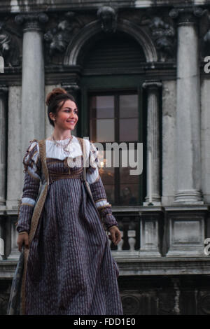 Venedig, Italien. 30. Januar 2016. Die traditionelle Parade der "12 schöne venezianische Mädchen" ist Bestandteil der Festa Delle Marie in Markusplatz entfernt über 30. Januar 2016 in Venedig, Italien.  Die "Festa Delle Marie" erinnert an die Entführung von 12 Mädchen der Venezianer im Jahr 973. 2016-Karneval von Venedig läuft vom 23. Januar bis Februar 9 und enthält auch ein Programm des Gala-Dinners, Paraden, Tänze, Maskenbälle und Musikveranstaltungen. Bildnachweis: Claudia Manzo/Erwachen/Alamy Live-Nachrichten Stockfoto