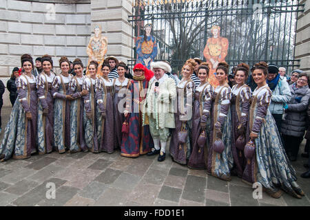 Venedig, Italien. 30. Januar 2016. Die traditionelle Parade der "12 schöne venezianische Mädchen" ist Bestandteil der Festa Delle Marie in Markusplatz entfernt über 30. Januar 2016 in Venedig, Italien.  Die "Festa Delle Marie" erinnert an die Entführung von 12 Mädchen der Venezianer im Jahr 973. 2016-Karneval von Venedig läuft vom 23. Januar bis Februar 9 und enthält auch ein Programm des Gala-Dinners, Paraden, Tänze, Maskenbälle und Musikveranstaltungen. Bildnachweis: Claudia Manzo/Erwachen/Alamy Live-Nachrichten Stockfoto