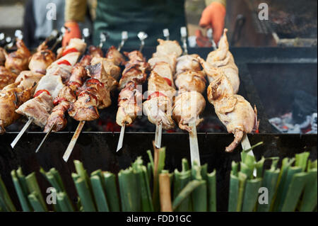 Schaschlik auf Grill mit leckeren Fleisch grillen Stockfoto