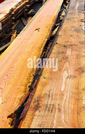 Holzbohlen beklebt und zum Würzen von im freien gestapelt Stockfoto