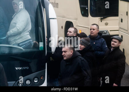 Kent, UK. 30. Januar, 2016. Far-Right nationalistische Gruppen heftig aufeinanderprallen mit London Antifaschisten zu einem Maidstone Service Station, wo Trainer auch Credit: Guy Corbishley/Alamy Leben Nachrichten zerstört Stockfoto