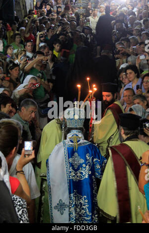 Israel, Jerusalem, griechischer orthodoxer Patriarch Theophilus III an Marias Grab am Fest Mariä Himmelfahrt Stockfoto