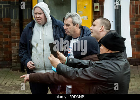 Kent, UK. 30. Januar, 2016. Far-Right nationalistische Gruppen heftig aufeinanderprallen mit London Antifaschisten zu einem Maidstone Service Station, wo Trainer auch Credit: Guy Corbishley/Alamy Leben Nachrichten zerstört Stockfoto