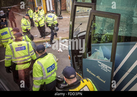 Kent, UK. 30. Januar 2016. Kent Polizei bilden eine Linie. Rechtsextreme nationalistische Gruppen heftig kollidieren mit London Antifaschisten an einer Maidstone-Tankstelle, wo Trainer auch geschändeter Credit waren: Guy Corbishley/Alamy Live News Stockfoto