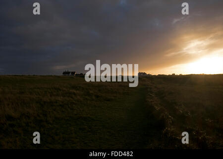 Sonnenuntergang über Kies Straße Suffolk UK Stockfoto