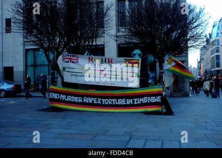 London, UK. 30. Januar 2016. Aktivisten vor der simbabwischen Botschaft in London Januar 2016 Credit: Claire Doherty/Alamy Live News Stockfoto