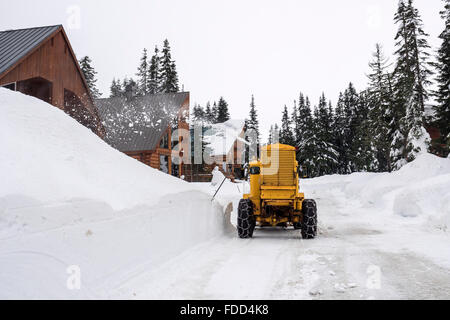 Kabine Bergstraße mit gelben Schnee-Entfernung-Maschine Stockfoto