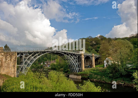 Ersten Eisenbrücke der Welt wurde von Abraham Darby III Fluss Severn in Ironbridge Shropshire England UK Europa gebaut. Stockfoto
