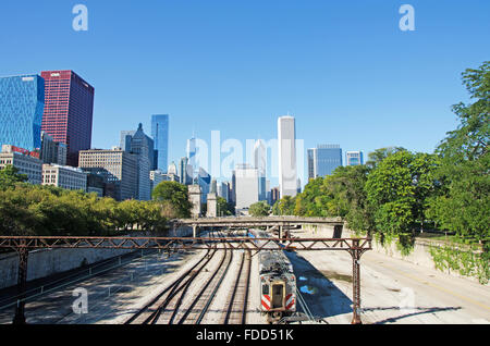 Chicago, Illinois, Vereinigte Staaten von Amerika: Skyline aus Eisenbahnschienen gesehen Stockfoto