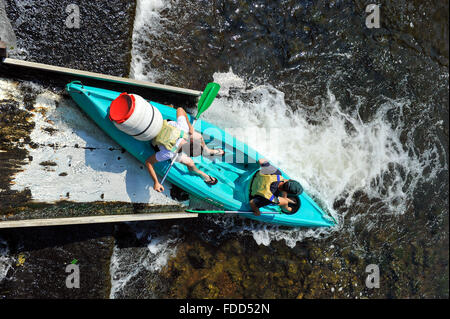 Rutsche für Boote unter dem Pont Coude Fluss Dronne in Brantome Perigord Dordogne Aquitanien Frankreich Europa Stockfoto