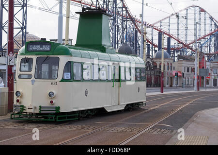 Blackpools Vintage Straßenbahn Flotte im Einsatz entlang der Promenade, Blackpool, Lancs Stockfoto